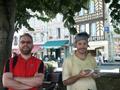 Zastávka v Tregoru - dva cyklisté a náměstí